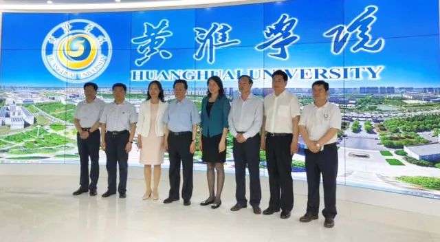 中華職業(yè)教育社理事長陳昌智、河南省副省長霍金花一行參觀展廳